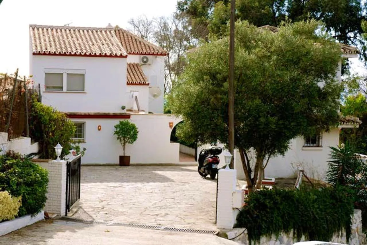 Enchanting Villa Benalmadena: Private Pool Retreat